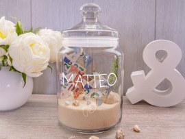 Barattolo in vetro pieno di soldi