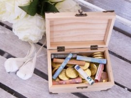 Scatola in legno piena di soldi