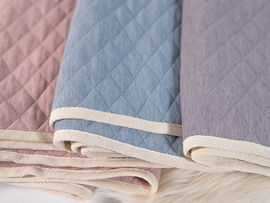 Coperta ricamata di colori blu, rosa e grigio