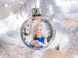 Pallina di natale foto con bambina